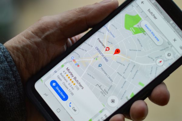 Entreprise locale apparaissant dans les réponses IA de ChatGPT et Google AI Overview grâce au SEO local et au GEO